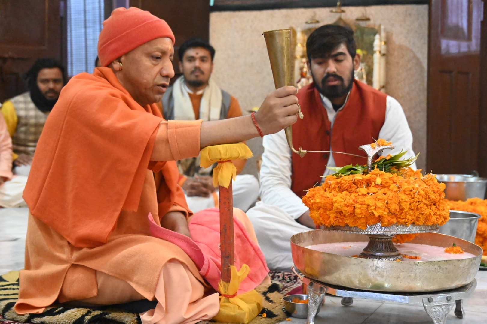 दूध’ दही, घी, शर्करा और कई तीर्थ स्थलों के पवित्र जल से हुआ भोलेनाथ का अभिषेक* दूध’ दही, घी, शर्करा और कई तीर्थ स्थलों के पवित्र जल से हुआ भोलेनाथ का अभिषेक*