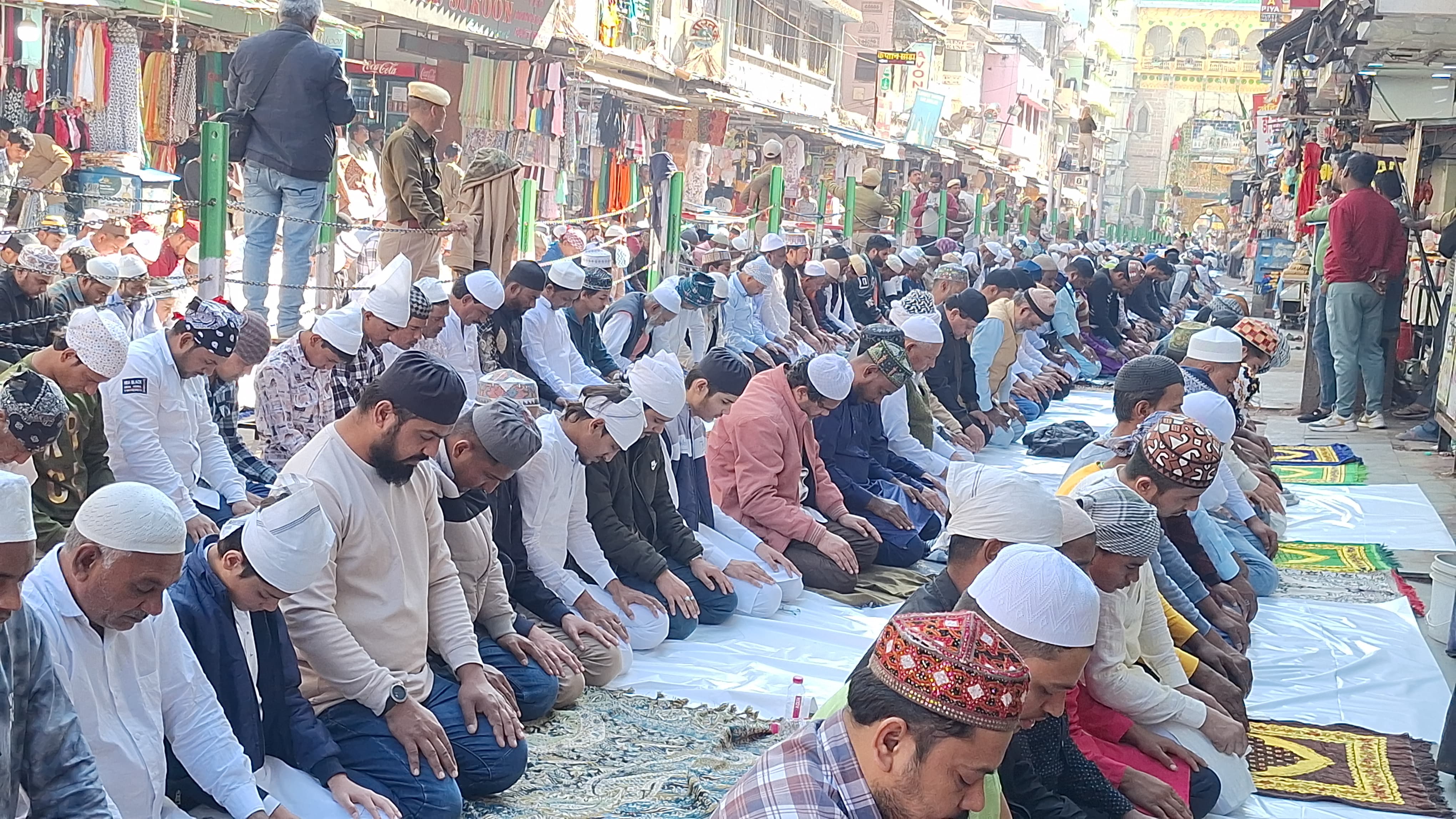 ख्वाजा मोइनुद्दीन चिश्ती की दरगाह के 813वें उर्स पर पहले जुम्मे की नमाज अदा ख्वाजा मोइनुद्दीन चिश्ती की दरगाह के 813वें उर्स पर पहले जुम्मे की नमाज अदा