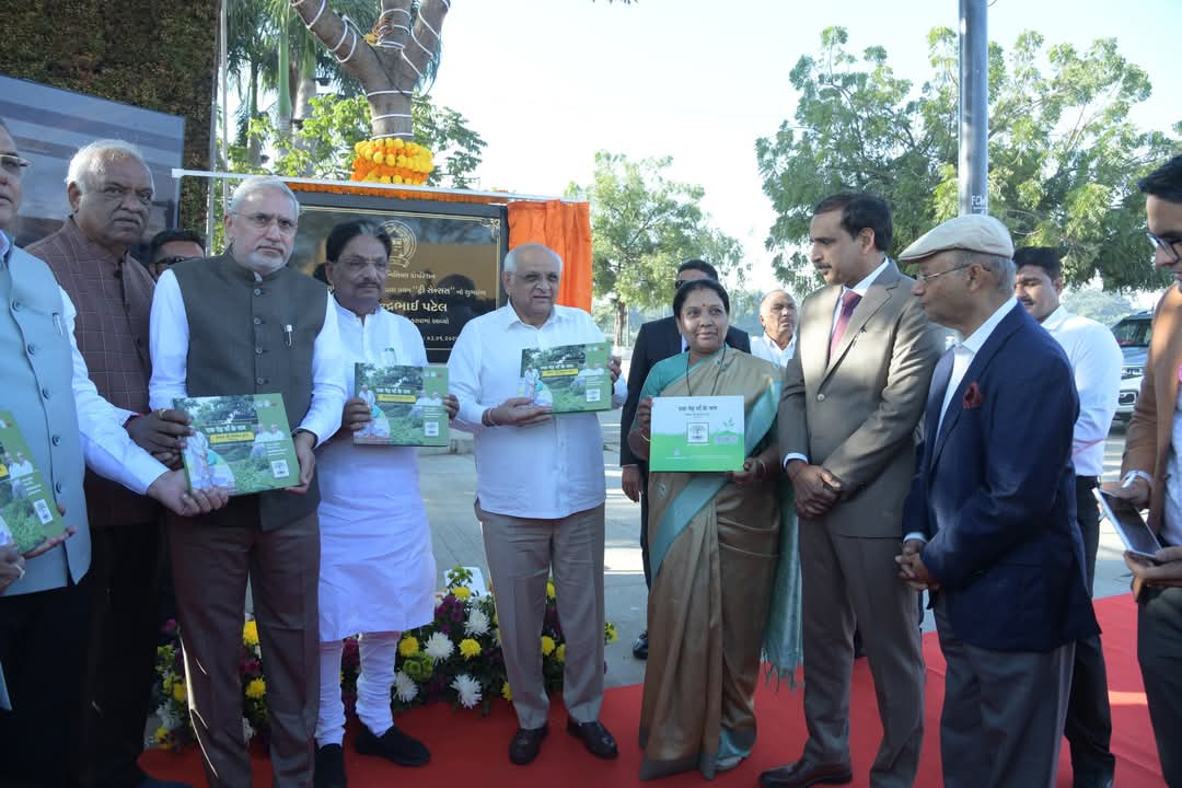 अहमदाबाद के साबरमती रिवर फ्रंट पर आयोजित फ्लावर शो के उद्घाटन अवसर पर मुख्यमंत्री भूपेन्द्र पटेल समेत अन्य लोग। अहमदाबाद के साबरमती रिवर फ्रंट पर आयोजित फ्लावर शो के उद्घाटन अवसर पर मुख्यमंत्री भूपेन्द्र पटेल समेत अन्य लोग।