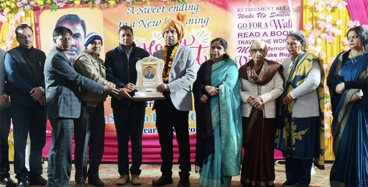 3 Snp-8 सोनीपत: सेवानिवृत्त खंड अधिकारी सतीश शर्मा को सम्मानित करते स्कूलों के मुखिया। 3 Snp-8 सोनीपत: सेवानिवृत्त खंड अधिकारी सतीश शर्मा को सम्मानित करते स्कूलों के मुखिया।