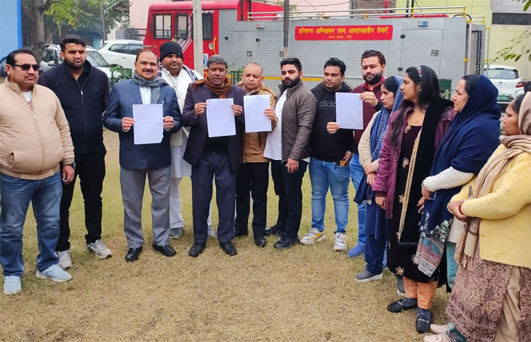 3 Snp-9 सोनीपत उपायुक्त को भेजी गए पत्र की प्रति दिखाते नाराज पार्षद। 3 Snp-9 सोनीपत उपायुक्त को भेजी गए पत्र की प्रति दिखाते नाराज पार्षद।