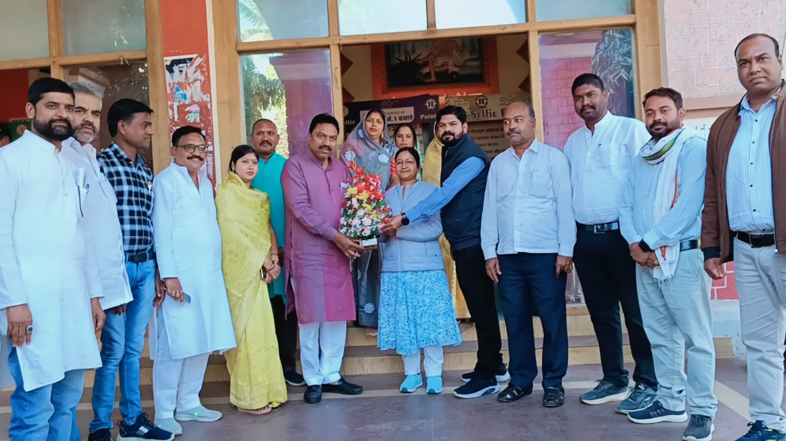 आयुक्त प्रिया गोयल के साथ सौजन्य भेंट करते हुए नगर निगम महापौर विजय देवांगन। आयुक्त प्रिया गोयल के साथ सौजन्य भेंट करते हुए नगर निगम महापौर विजय देवांगन।