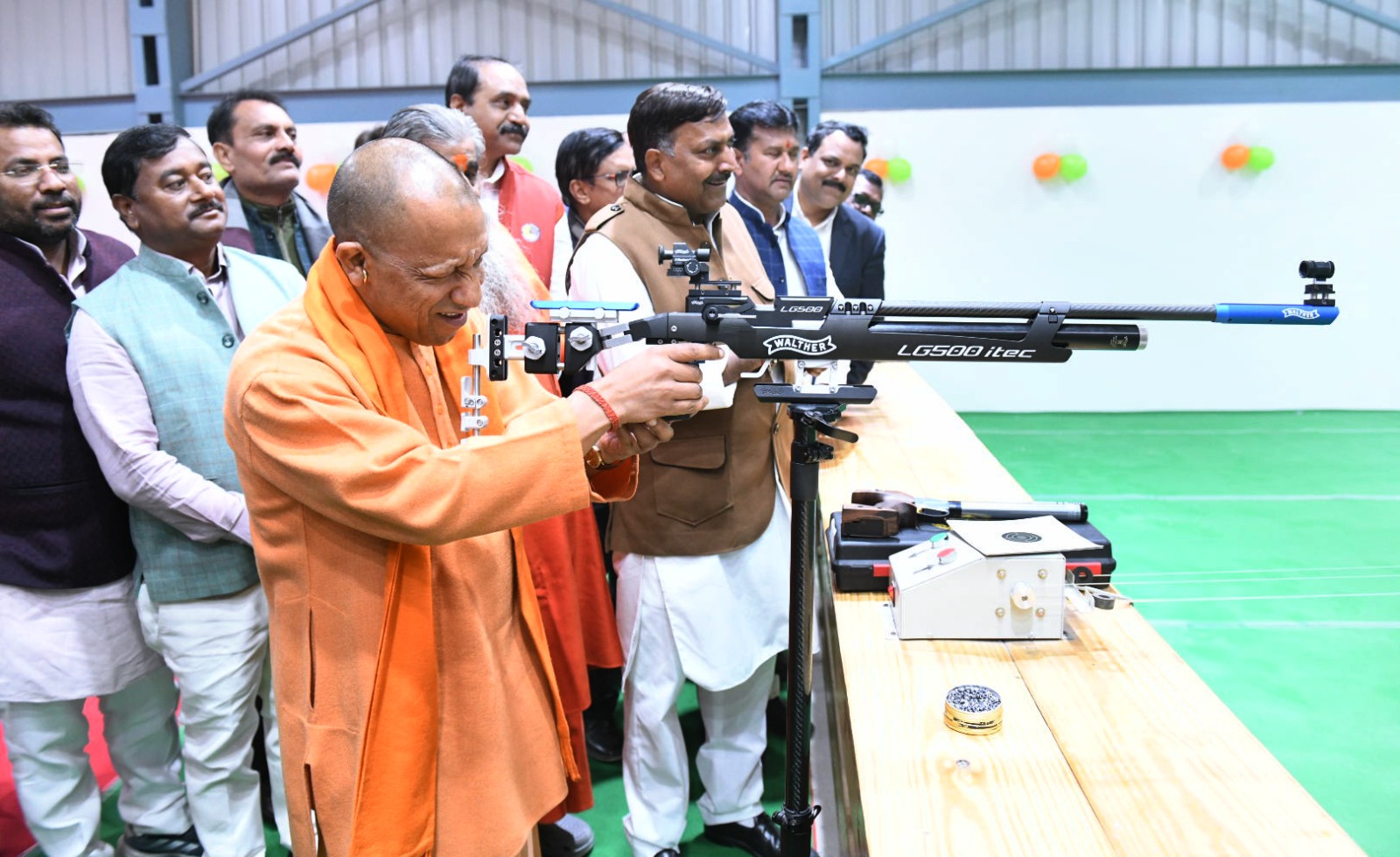 सीएम योगी का सटीक निशाना, पहली ही बार ‘बुल्स आई’* सीएम योगी का सटीक निशाना, पहली ही बार ‘बुल्स आई’*