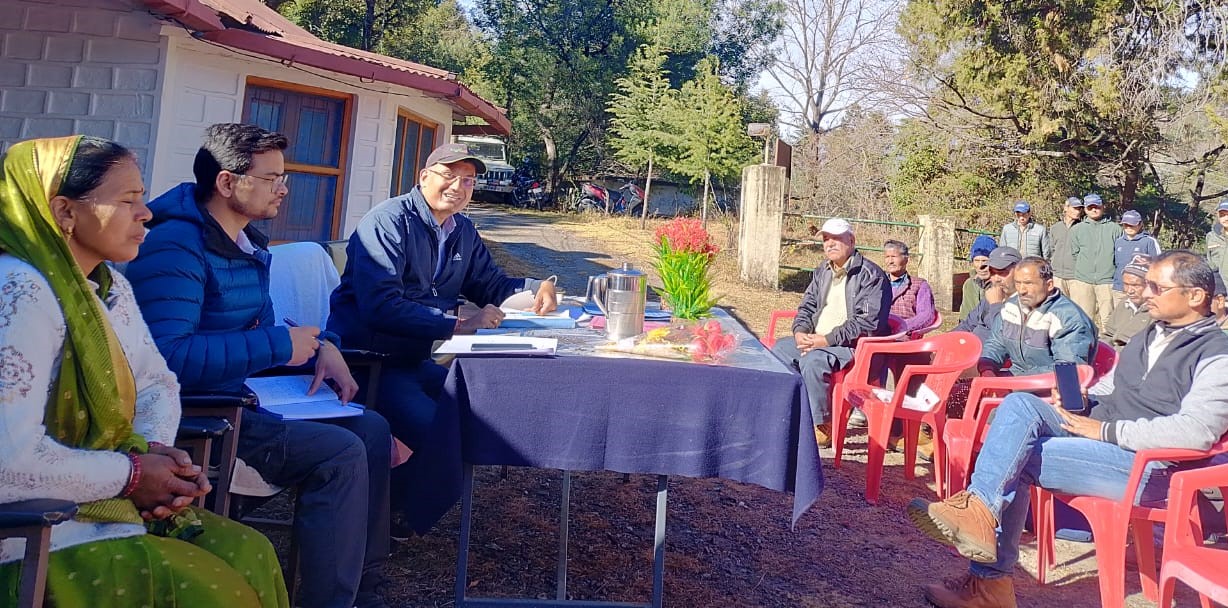 मोहनखाल में वन पंचायत सरपंचों के साथ बैठक करते हुए। मोहनखाल में वन पंचायत सरपंचों के साथ बैठक करते हुए।