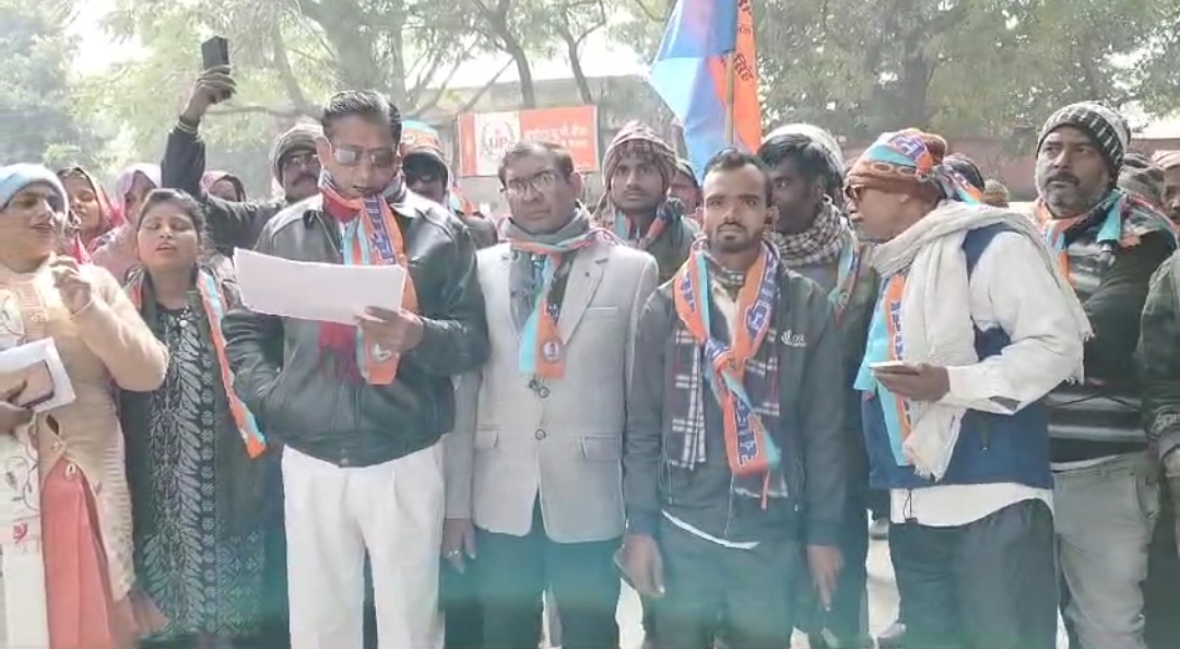 किसानों की समस्याओं को लेकर प्रदर्शन करते राष्ट्रवादी पार्टी के सदस्य किसानों की समस्याओं को लेकर प्रदर्शन करते राष्ट्रवादी पार्टी के सदस्य