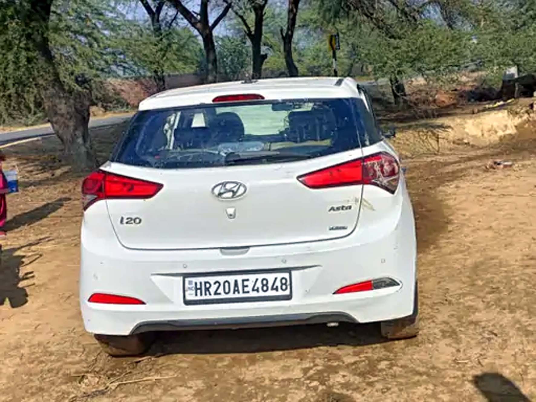 वह कार, जो कोहरे की वजह से हादसे का शिकार हुई। वह कार, जो कोहरे की वजह से हादसे का शिकार हुई।