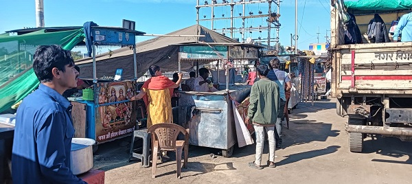 नगर निगम ने रानी कमलापति रेल्वे स्टेशन के सामने से हटाया अतिक्रमण नगर निगम ने रानी कमलापति रेल्वे स्टेशन के सामने से हटाया अतिक्रमण