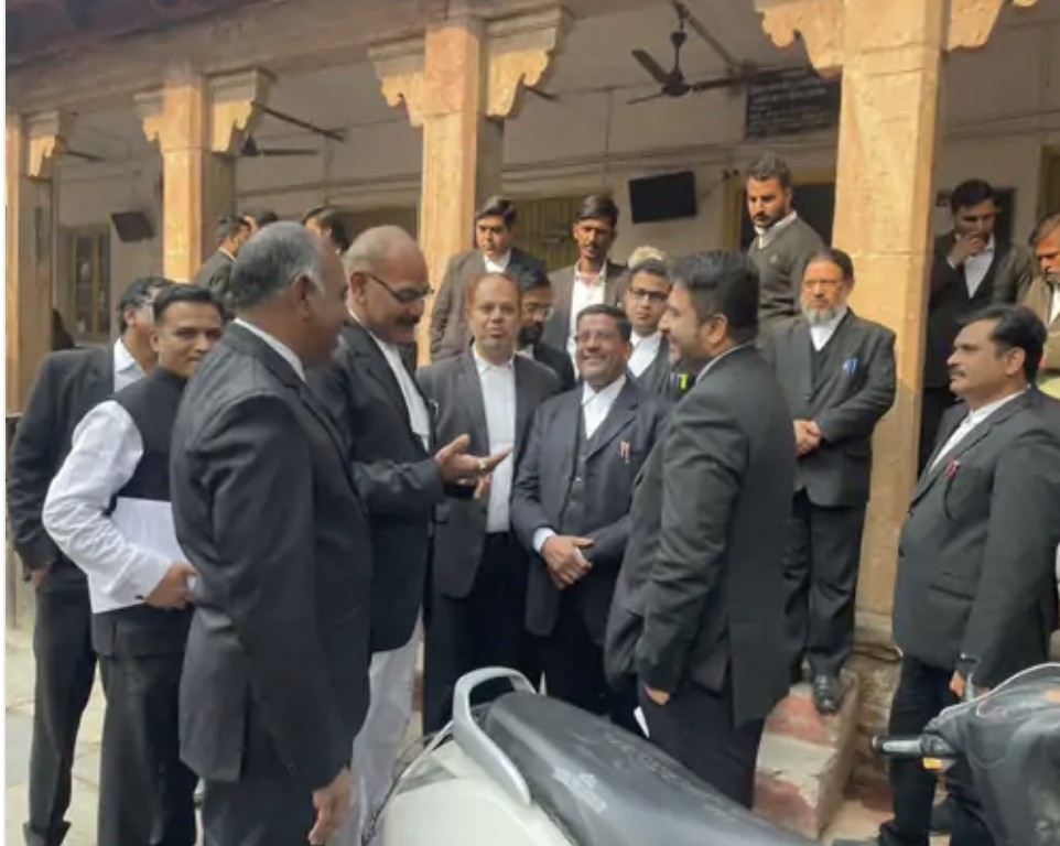 दरगाह में संकट मोचन महादेव मंदिर वाद विचाराधीन रहते चादर पेश करने नहीं हुई सुनवाई दरगाह में संकट मोचन महादेव मंदिर वाद विचाराधीन रहते चादर पेश करने नहीं हुई सुनवाई