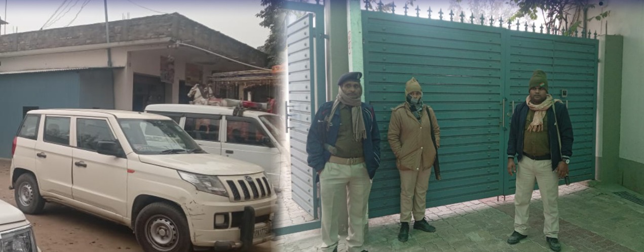 छापेमारी के दौरान घर के बाहर खड़ी पुलिस की टीम छापेमारी के दौरान घर के बाहर खड़ी पुलिस की टीम