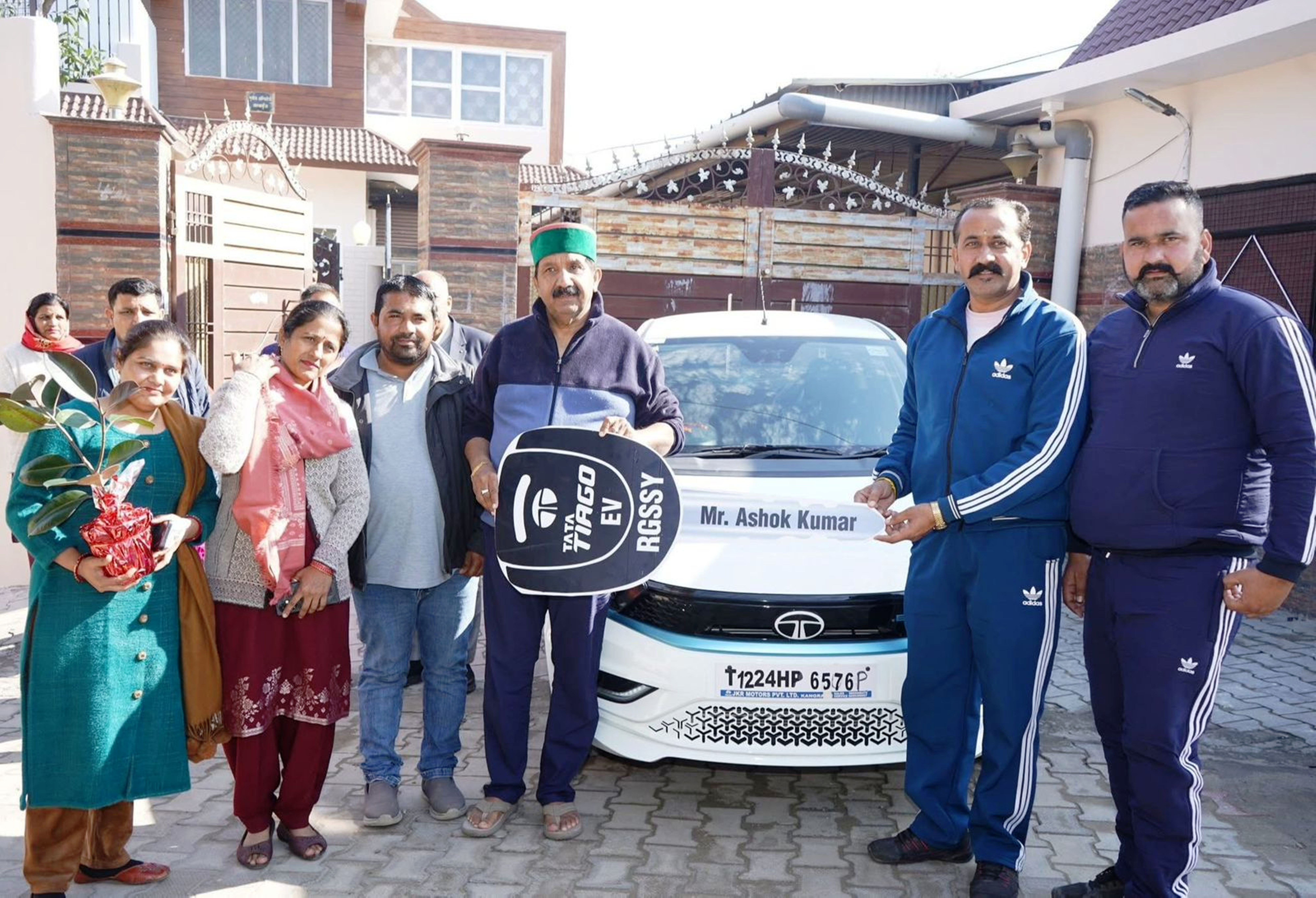 चाबी सौंपते डिप्टी सीएम। चाबी सौंपते डिप्टी सीएम।