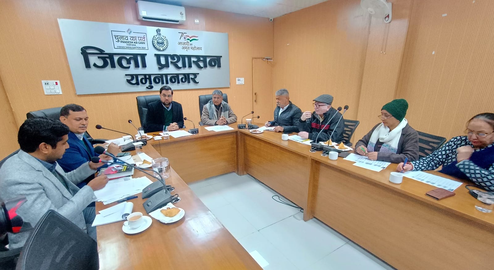 बैठक के दौरान ड्रा निकालते हुए बैठक के दौरान ड्रा निकालते हुए