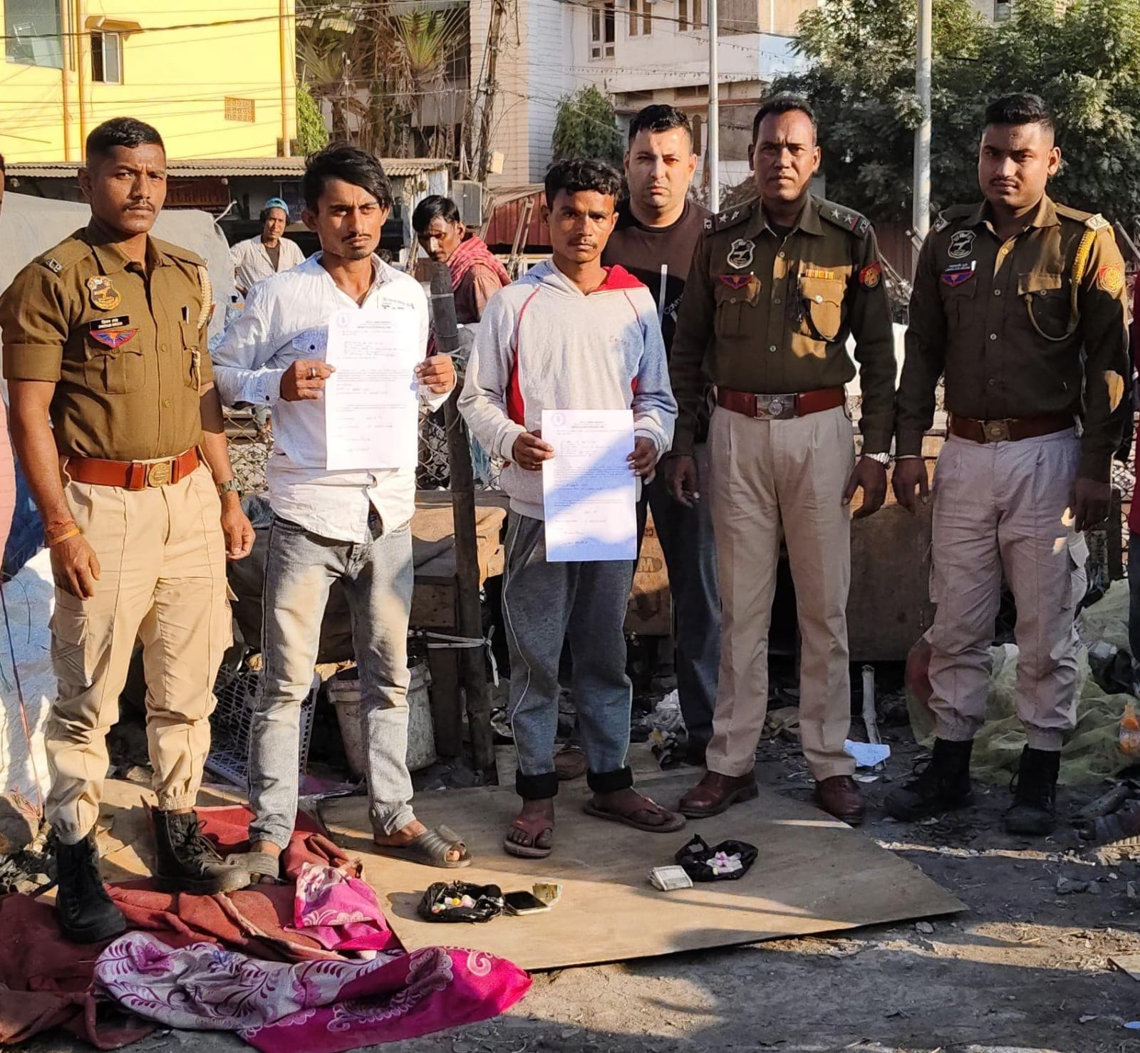 गुवाहाटी में एसटीएफ की छापेमारी में गिरफ्तार दो ड्रग्स तस्करों की तस्वीर। गुवाहाटी में एसटीएफ की छापेमारी में गिरफ्तार दो ड्रग्स तस्करों की तस्वीर।