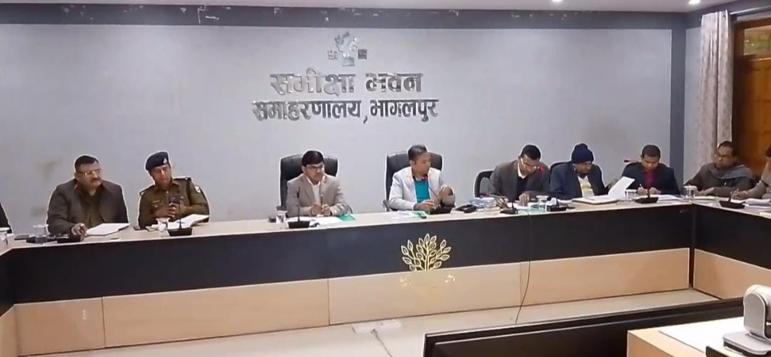 बैठक करते जिलाधिकारी बैठक करते जिलाधिकारी