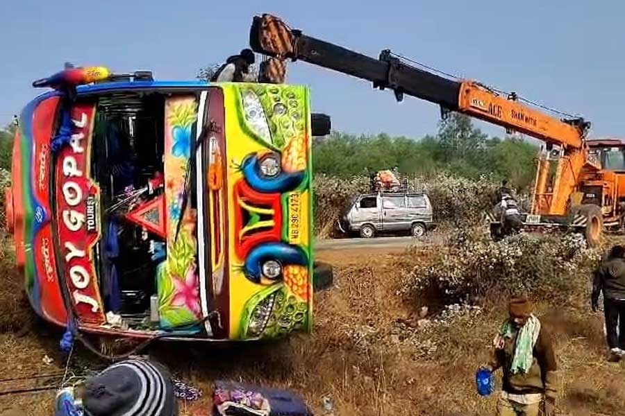 सड़क दुर्घटनाग्रस्त हुई बस सड़क दुर्घटनाग्रस्त हुई बस