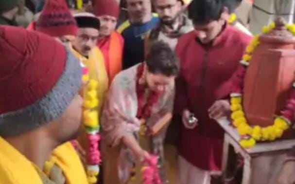 दतिया : पीताम्बरा शक्ति पीठ पहुंची अभिनेत्री कंगना रनौत, जल अभिषेक किया
