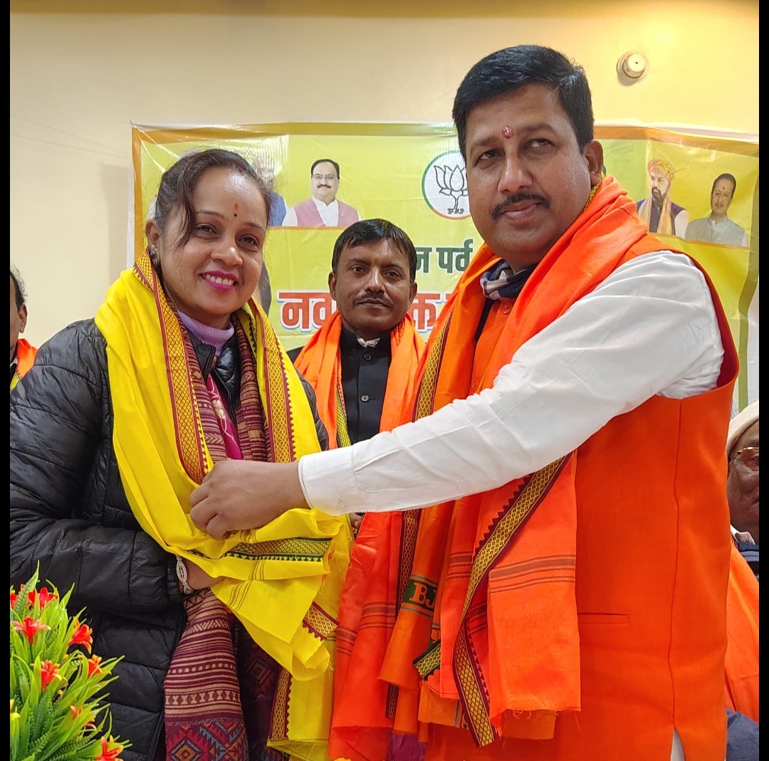 नगर अध्यक्ष का स्वागत करते जिलाध्यक्ष नगर अध्यक्ष का स्वागत करते जिलाध्यक्ष