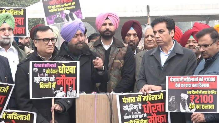 नई दिल्लीः शनिवार को विजय चौक पर प्रदर्शन करते पंजाब कांग्रेस प्रमुख अमरिंदर सिंह राजा वडिंग तथा अन्य नेता नई दिल्लीः शनिवार को विजय चौक पर प्रदर्शन करते पंजाब कांग्रेस प्रमुख अमरिंदर सिंह राजा वडिंग तथा अन्य नेता
