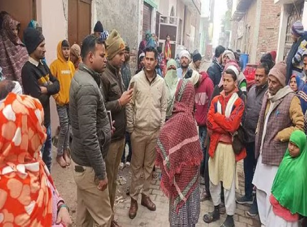 पड़ाेसियाें से पूछताछ करती पुलिस पड़ाेसियाें से पूछताछ करती पुलिस