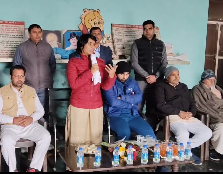 पौली गांव में लोगों को संबोधित करते हुए विधायक विनेश फोगाट। पौली गांव में लोगों को संबोधित करते हुए विधायक विनेश फोगाट।