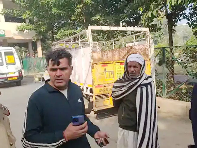 4 Snp-5 सोनीपत: खानपुर पीजीआई में पोस्टर्मार्टम के लिए आए परिवार के सदस्य 4 Snp-5 सोनीपत: खानपुर पीजीआई में पोस्टर्मार्टम के लिए आए परिवार के सदस्य