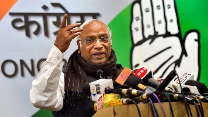 कांग्रेस प्रमुख मल्लिकार्जुन खरगे (फाइल फोटो) कांग्रेस प्रमुख मल्लिकार्जुन खरगे (फाइल फोटो)