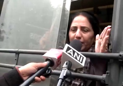 नई दिल्लीः आआपा संयोजक अरविंद केजरीवाल के आवास के बाहर प्रदर्शन करने पहुंची पंजाब की महिलाओं को पुलिस ने हिरासत में ले लिया नई दिल्लीः आआपा संयोजक अरविंद केजरीवाल के आवास के बाहर प्रदर्शन करने पहुंची पंजाब की महिलाओं को पुलिस ने हिरासत में ले लिया
