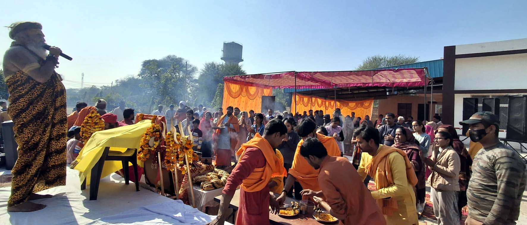 श्रद्धालुओं को संबोधित करते हरिओम जी महाराज। श्रद्धालुओं को संबोधित करते हरिओम जी महाराज।