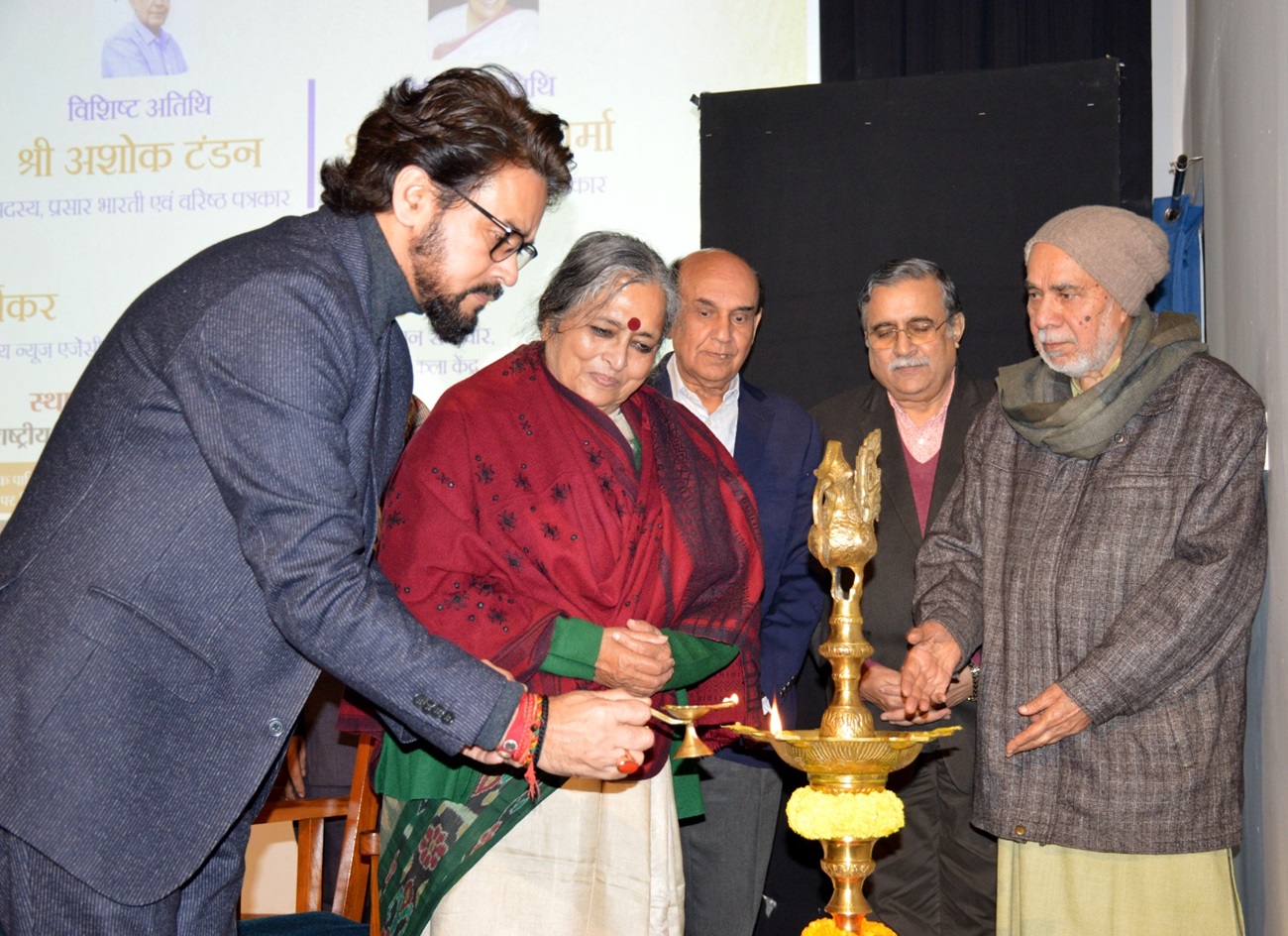 हिन्दी पाक्षिक युगवार्ता के विस्तार की नवीन योजना का शुभारंभ करते हुए हिन्दी पाक्षिक युगवार्ता के विस्तार की नवीन योजना का शुभारंभ करते हुए