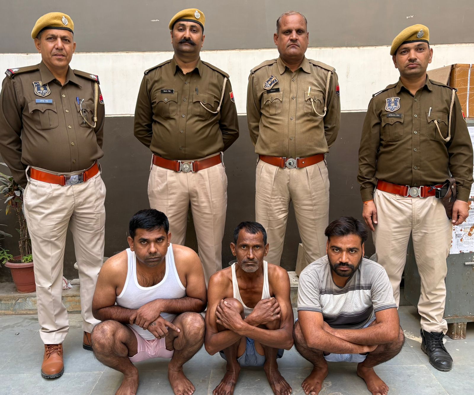 कैब चालक को बंधक बनाकर कार लूटने वाले तीन बदमाश गिरफ्तार कैब चालक को बंधक बनाकर कार लूटने वाले तीन बदमाश गिरफ्तार