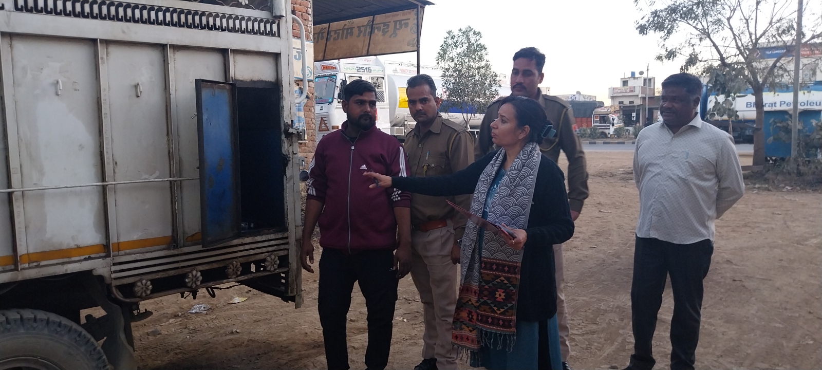 चित्तौड़गढ़ शहर के निकट हाईवे पर अवैध पेट्रोलियम पदार्थ के मामले में कार्यवाही करती रसद विभाग एवं सदर थाना पुलिस। चित्तौड़गढ़ शहर के निकट हाईवे पर अवैध पेट्रोलियम पदार्थ के मामले में कार्यवाही करती रसद विभाग एवं सदर थाना पुलिस।