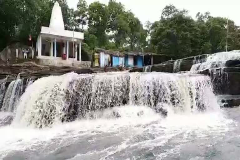 नरहरा जलप्रपात का मनोरम नजारा। नरहरा जलप्रपात का मनोरम नजारा।