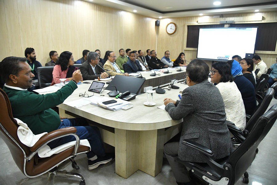 गुवाहाटीः स्वास्थ्य निदेशालय (परिवार कल्याण) की संगठनात्मक संरचना और विभाग के महत्वपूर्ण कामकाज की समीक्षा बैठक में उपस्थित स्वास्थ मंत्री अशोक सिंघल। गुवाहाटीः स्वास्थ्य निदेशालय (परिवार कल्याण) की संगठनात्मक संरचना और विभाग के महत्वपूर्ण कामकाज की समीक्षा बैठक में उपस्थित स्वास्थ मंत्री अशोक सिंघल।