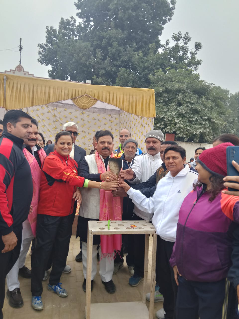 मास्टर्स एथलेटिक्स चैंपियनशिप का उद्घाटन करते मंत्री रविन्द्र जायसवाल: फोटो बच्चा गुप्ता मास्टर्स एथलेटिक्स चैंपियनशिप का उद्घाटन करते मंत्री रविन्द्र जायसवाल: फोटो बच्चा गुप्ता