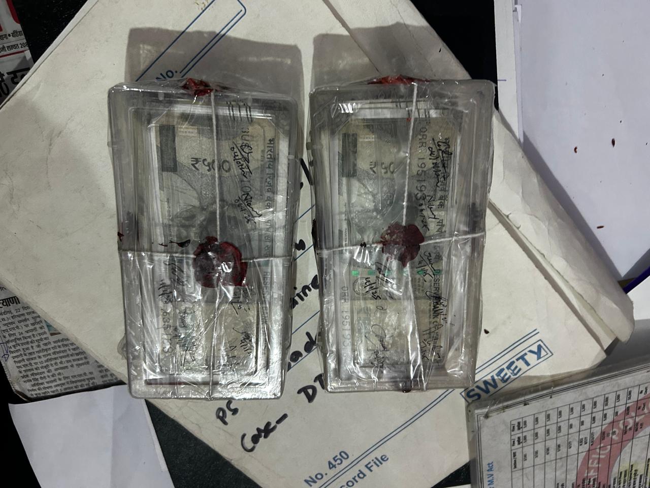 लिंग जांच के लिए दिए गए हस्ताक्षर युक्त नोट बरामद किए गए लिंग जांच के लिए दिए गए हस्ताक्षर युक्त नोट बरामद किए गए