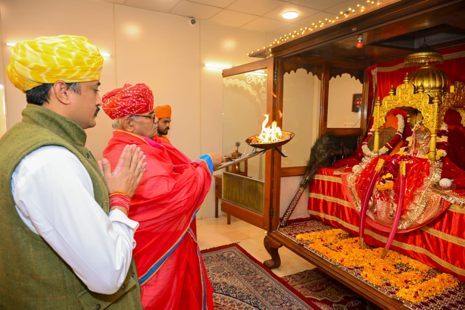 मंदिर में विधि-विधान से पूजा-अर्चना करते दिलावर। मंदिर में विधि-विधान से पूजा-अर्चना करते दिलावर।