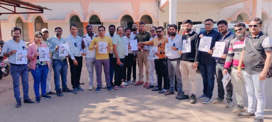 अतिरिक्त पुलिस अधीक्षक मणिशंकर चंद्रा को ज्ञापन सौंपते धमतरी के पत्रकार गण। अतिरिक्त पुलिस अधीक्षक मणिशंकर चंद्रा को ज्ञापन सौंपते धमतरी के पत्रकार गण।