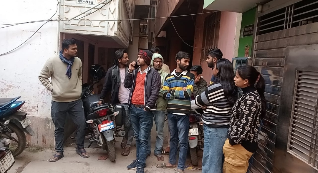 घर के बाहर खड़े लोग घर के बाहर खड़े लोग