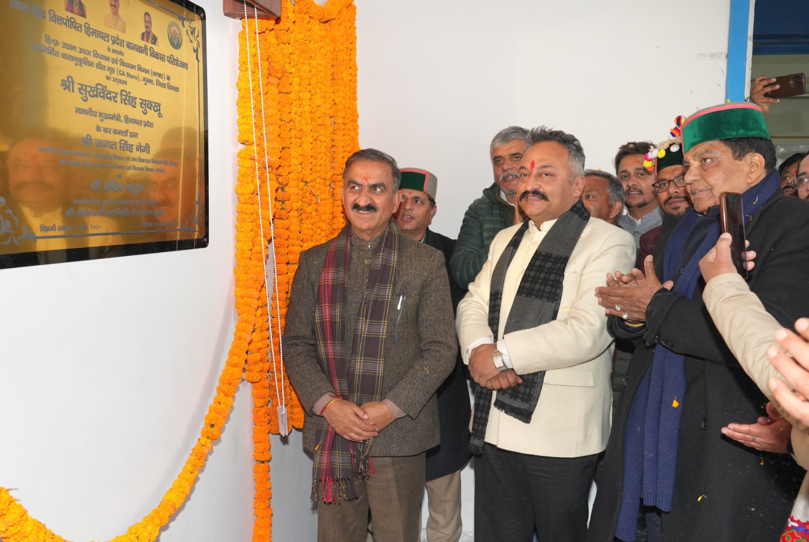 मुख्यमंत्री लोकार्पण करते हुए मुख्यमंत्री लोकार्पण करते हुए