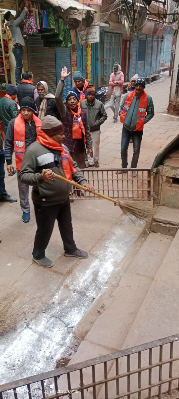 आदिविशेश्वर वार्ड में चल रहे विशेष स्वच्छता अभियान में भाजपा नेता: फोटो बच्चा गुप्ता आदिविशेश्वर वार्ड में चल रहे विशेष स्वच्छता अभियान में भाजपा नेता: फोटो बच्चा गुप्ता