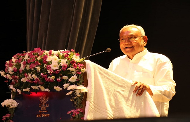 मुख्यमंत्री गोपालगंज में अधिकारियों को संबोधित करते मुख्यमंत्री गोपालगंज में अधिकारियों को संबोधित करते