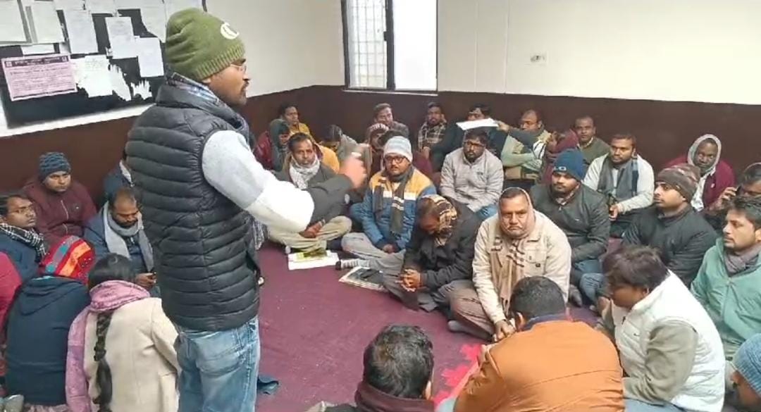 मंझनपुर तहसील में लेखपाल संघ का प्रदर्शन मंझनपुर तहसील में लेखपाल संघ का प्रदर्शन