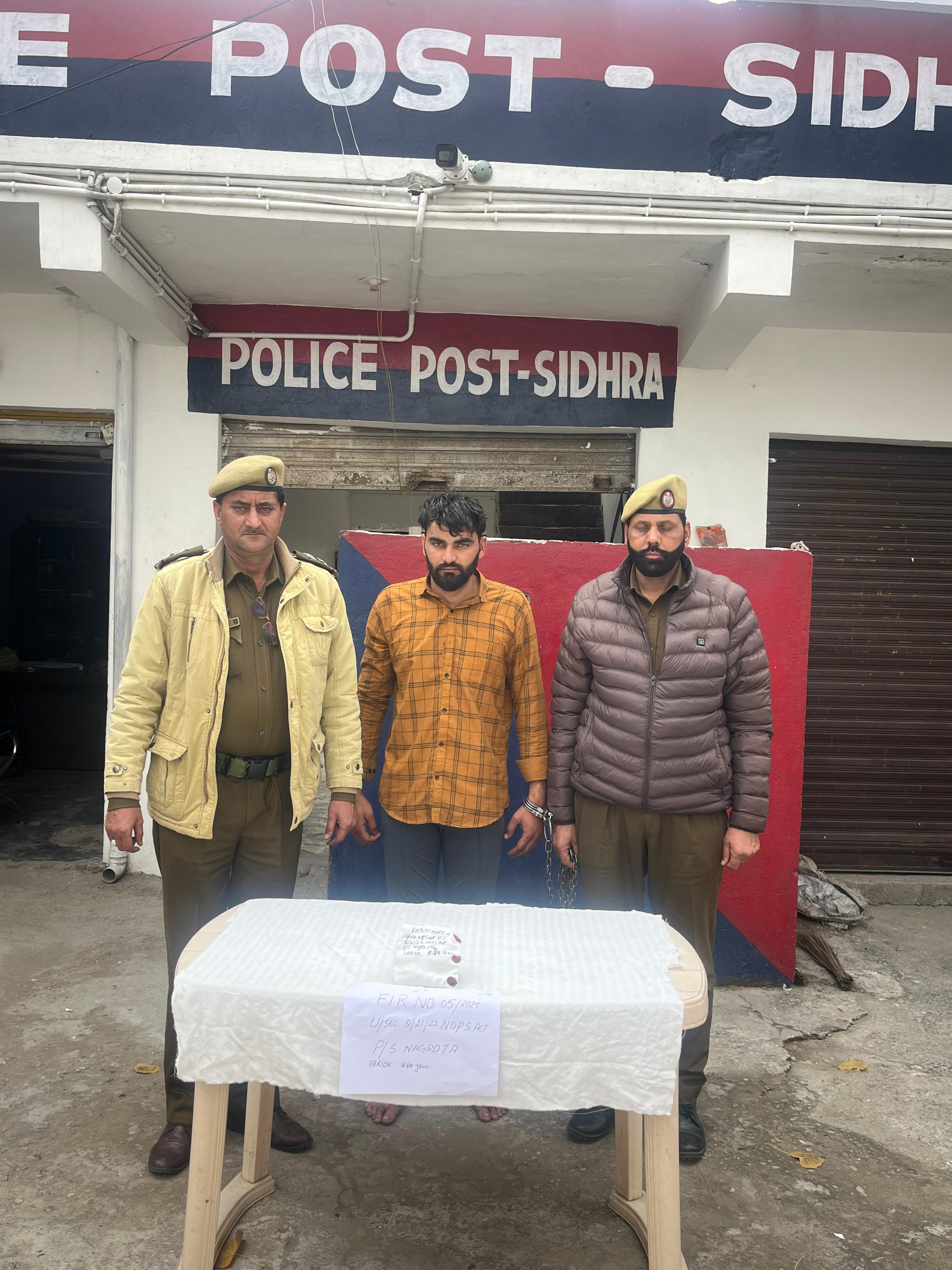 पुलिस ने जम्मू के सिधरा इलाके में हेरोइन जैसे पदार्थ के साथ ड्रग तस्कर को गिरफ्तार किया पुलिस ने जम्मू के सिधरा इलाके में हेरोइन जैसे पदार्थ के साथ ड्रग तस्कर को गिरफ्तार किया