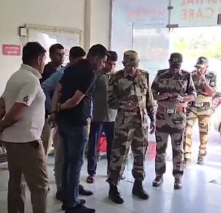 सूरत हवाईअड्डे पर जवान के खुद काे गाेली मारने की घटना के बाद माैके पर माैजूद पुलिसकर्मी सूरत हवाईअड्डे पर जवान के खुद काे गाेली मारने की घटना के बाद माैके पर माैजूद पुलिसकर्मी