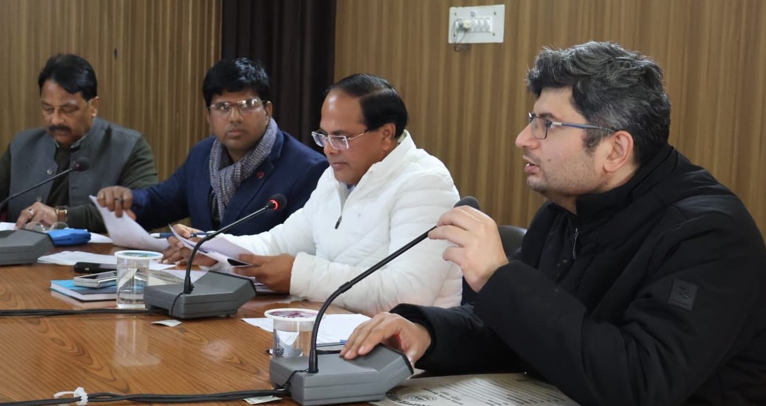 गोपेश्वर में जल जीवन मिशन की बैठक लेते हुए डीएम चमोली।
