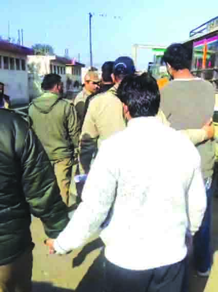 पुलिस गिरफ्त में आरोपित पुलिस गिरफ्त में आरोपित