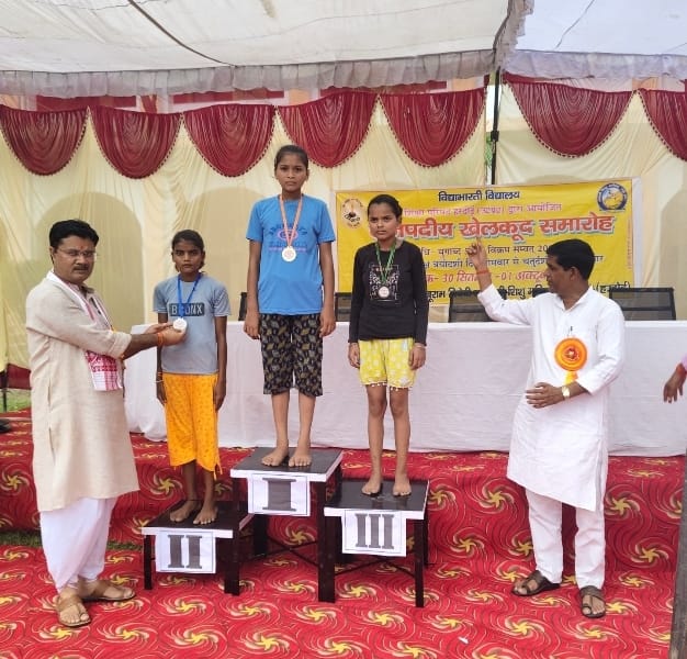 डाॅ.शीर्षेन्दु शील त्रिवेदी विपिन को हाकी संघ द्वारा स्वं० परमानन्द मिश्रा खेल आवार्ड—2024 डाॅ.शीर्षेन्दु शील त्रिवेदी विपिन को हाकी संघ द्वारा स्वं० परमानन्द मिश्रा खेल आवार्ड—2024