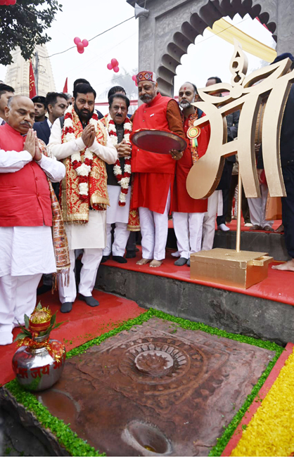 हरियाणा के मुख्यमंत्री कुरुक्षेत्र के ऐतिहासिक काली माता मंदिर में मां शब्द की स्थापना हेतु संकेतिक चित्र का शिलान्यास करते हुए