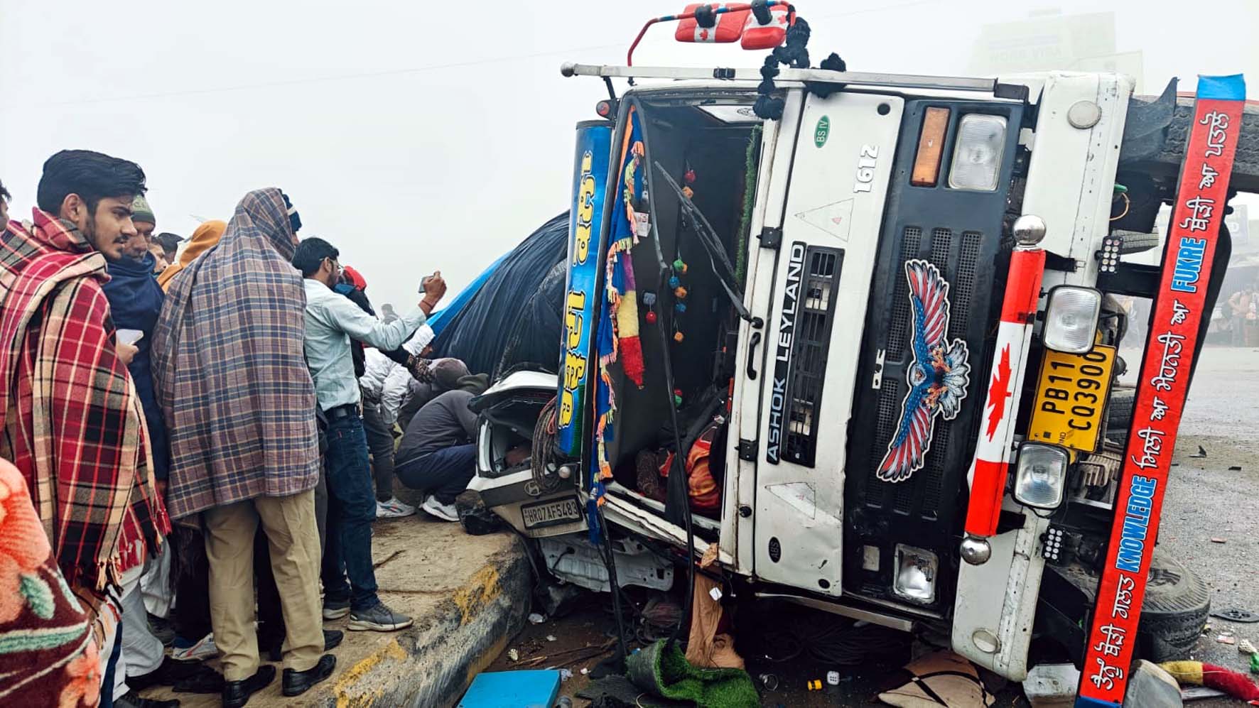 लोगों को रौंदते हुए पलटा ट्रक। लोगों को रौंदते हुए पलटा ट्रक।
