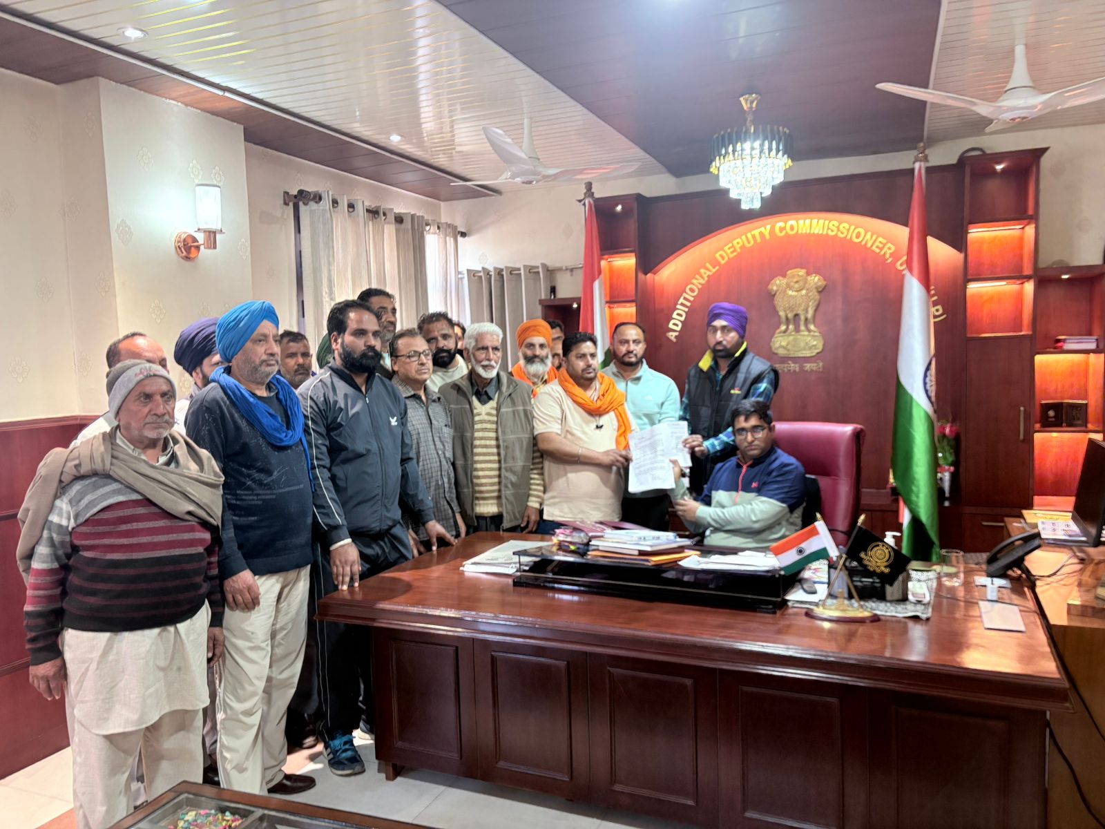 एडीसी को ज्ञापन सौंपते। एडीसी को ज्ञापन सौंपते।