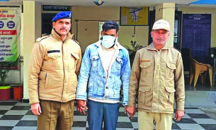 पुलिस गिरफ्त में आरोपित पुलिस गिरफ्त में आरोपित